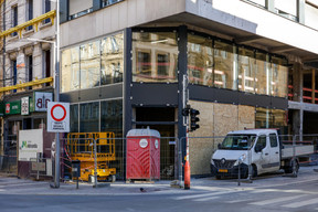 La modernisation d’anciennes cellules commerciales, comme, ici, celles occupées précédemment par Yves Rocher, suit son cours à l’avenue de la Gare. (Photo: Romain Gamba / Maison Moderne)