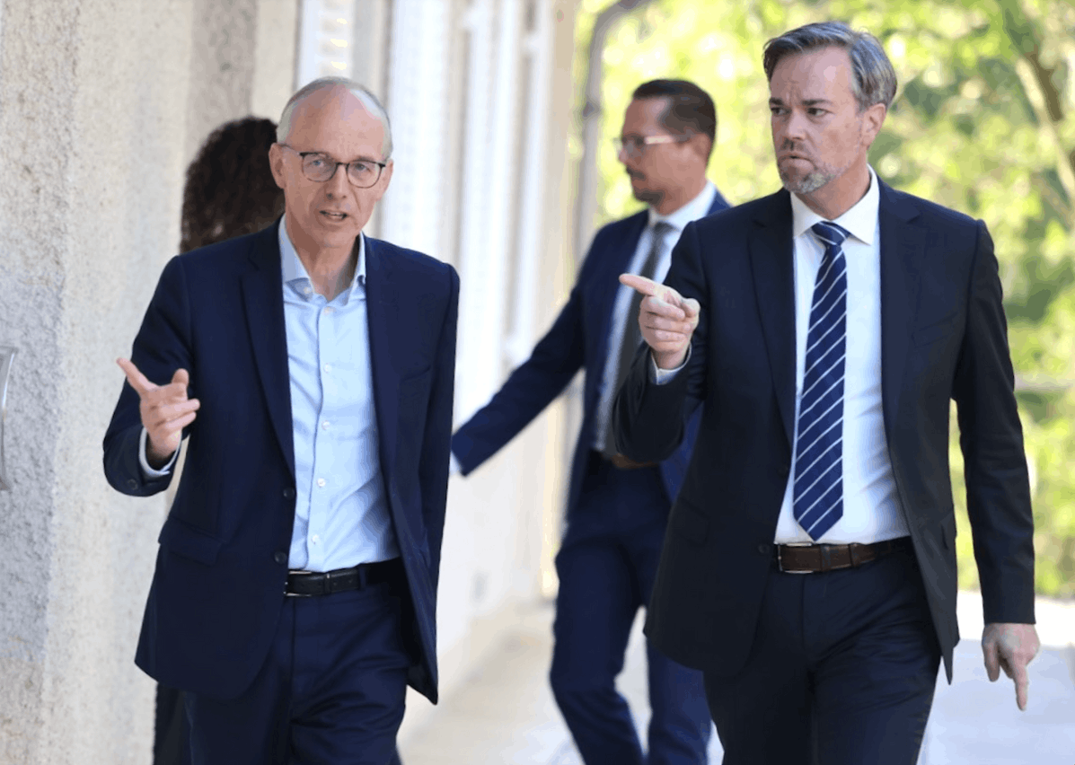 Luc Frieden et Luc Feller (assistant au formateur) sont arrivés avant 10h au château de Senningen. Le rendez-vous était fixé à 10h30.  (Photo: Guy Wolff/Maison Moderne)