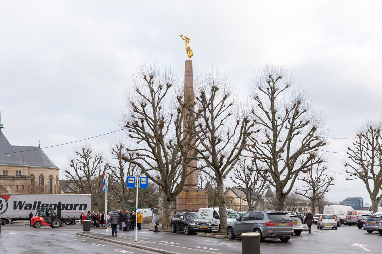 The car park around the Gëlle Fra will disappear as part of a project to revamp the Place de la Constitution. Photo: Romain Gamba / Maison Moderne