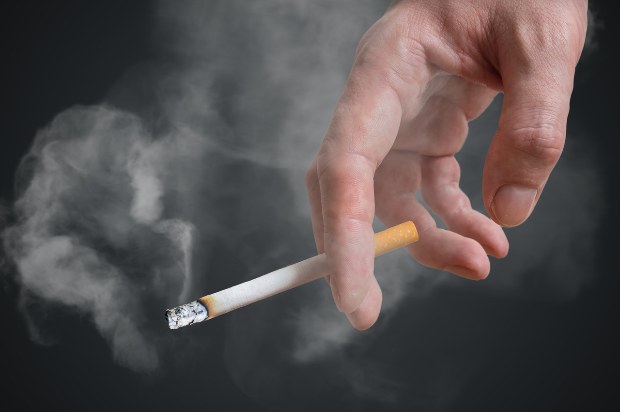 La dernière fois qu’un taux de tabagisme supérieur à 25% avait été enregistré, c’était en 2005. Et la plus grande proportion de fumeurs se rencontre chez les jeunes, avec un tiers (33%) des 18-24 ans qui a fumé en 2020, selon l’enquête de la Fondation Cancer. (Photo: Shutterstock)