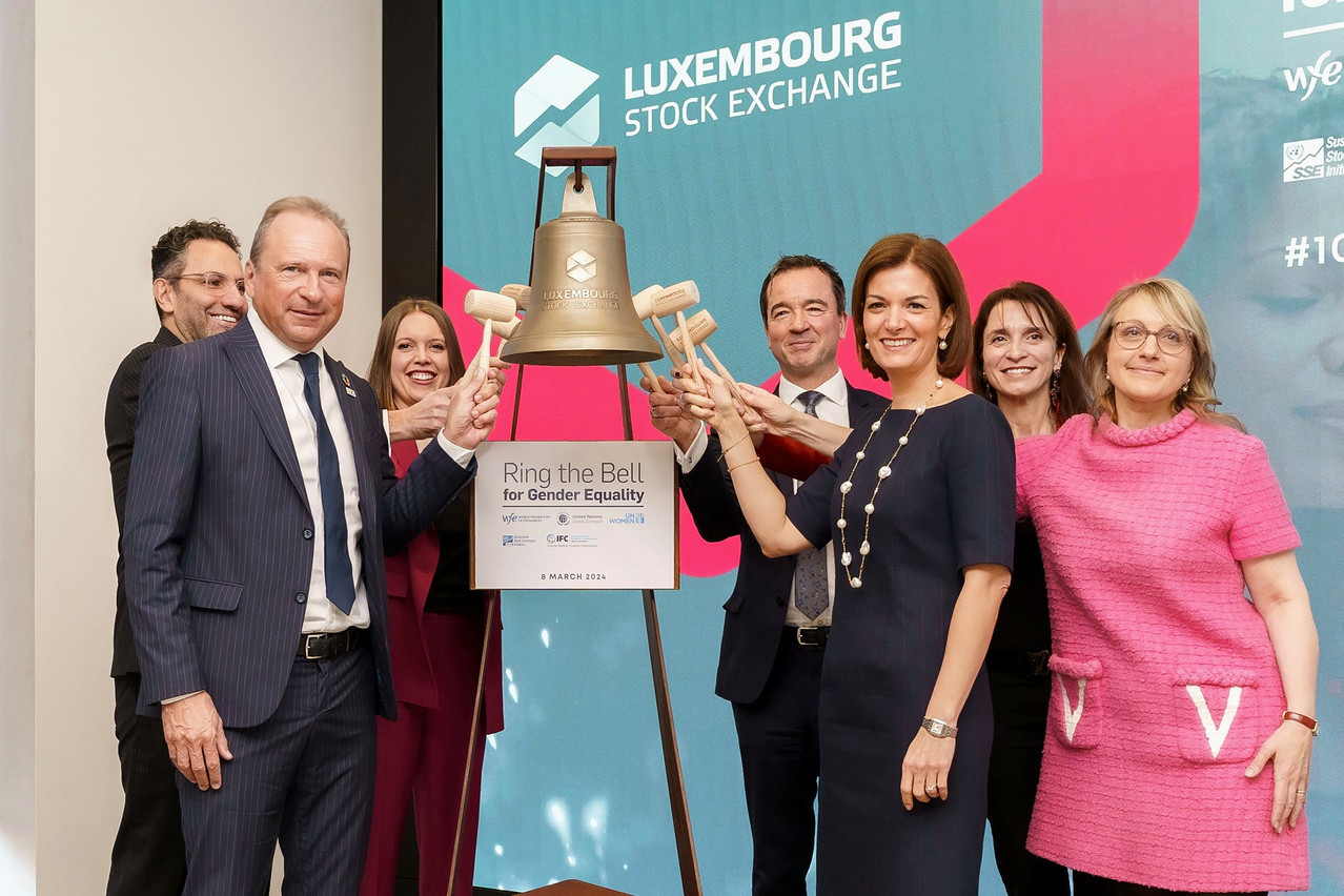 “Together, we are setting a path for meaningful change, ensuring that our financial sector leads by example when it comes to encouraging gender inclusivity and increasing female representation in decision-making positions,” said Luxembourg’s finance minister Gilles Roth (CSV, second from left) in a press release marking the publication of the Luxembourg Women in Finance Charter baseline report on 8 March 2024. Roth was part of a group that “rang the bell” at the Luxembourg Stock Exchange to celebrate the first year of the Women in Finance charter. From left to right: Jean Elia (Sogelife), Roth, Jennifer de Nijs (LSFI), Falk Fischer (Julius Baer), Julie Becker (LuxSE), Isa Ribeiro (Clearstream) and Micaela Forelli (M&G Investments). Photo: Luxembourg Stock Exchange