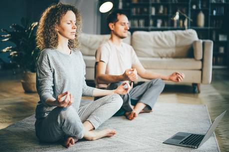 En quelques minutes seulement, les trois exercices proposés ce week-end vous invitent à vous sentir mieux, tout simplement. (Photo: Shutterstock)