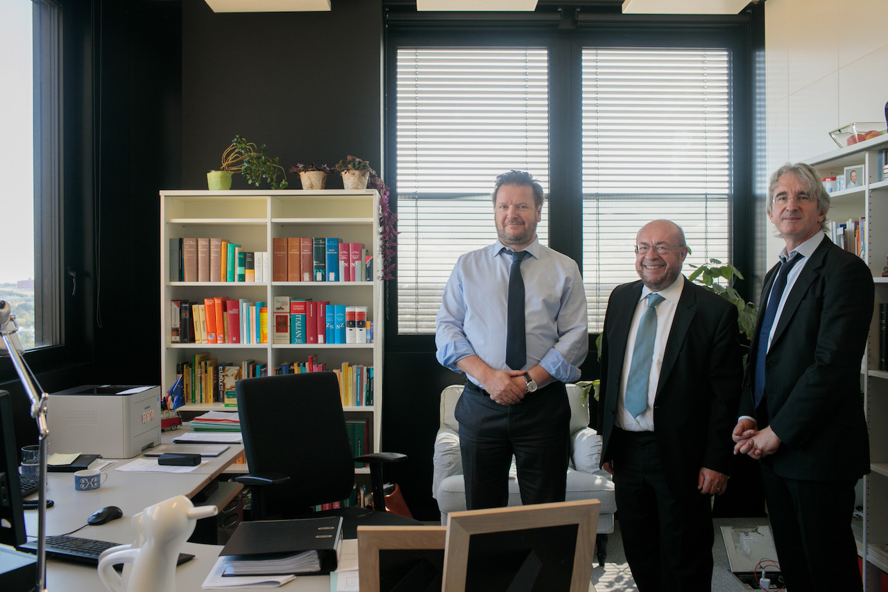 Koen Wolfs, chef de l'unité de traduction néerlandaise, et Erik Adam confirment le confort de leur nouvel environnement de travail auprès de François Biltgen.  (Photo: Matic Zorman)