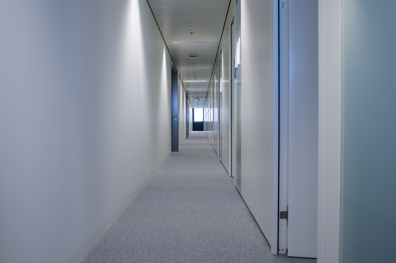 De longs couloirs aux couleurs pastel tranchent avec le noir et le doré des bureaux. (Photo: Matic Zorman)