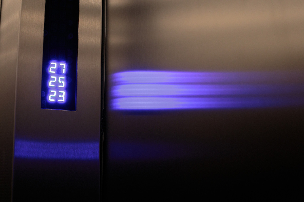 Six ascenseurs permettent de monter en quelques secondes jusqu’au 27 e  étage. (Photo: Matic Zorman)