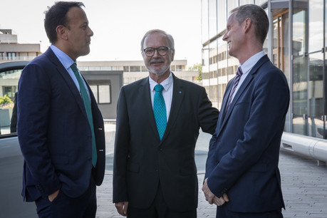 Leo Varadkar (ici à gauche), aux côtés du président de la BEI Werner Hoyer et du vice-président de la BEI Andrew McDowell. (Photo: Twitter/@EIB)