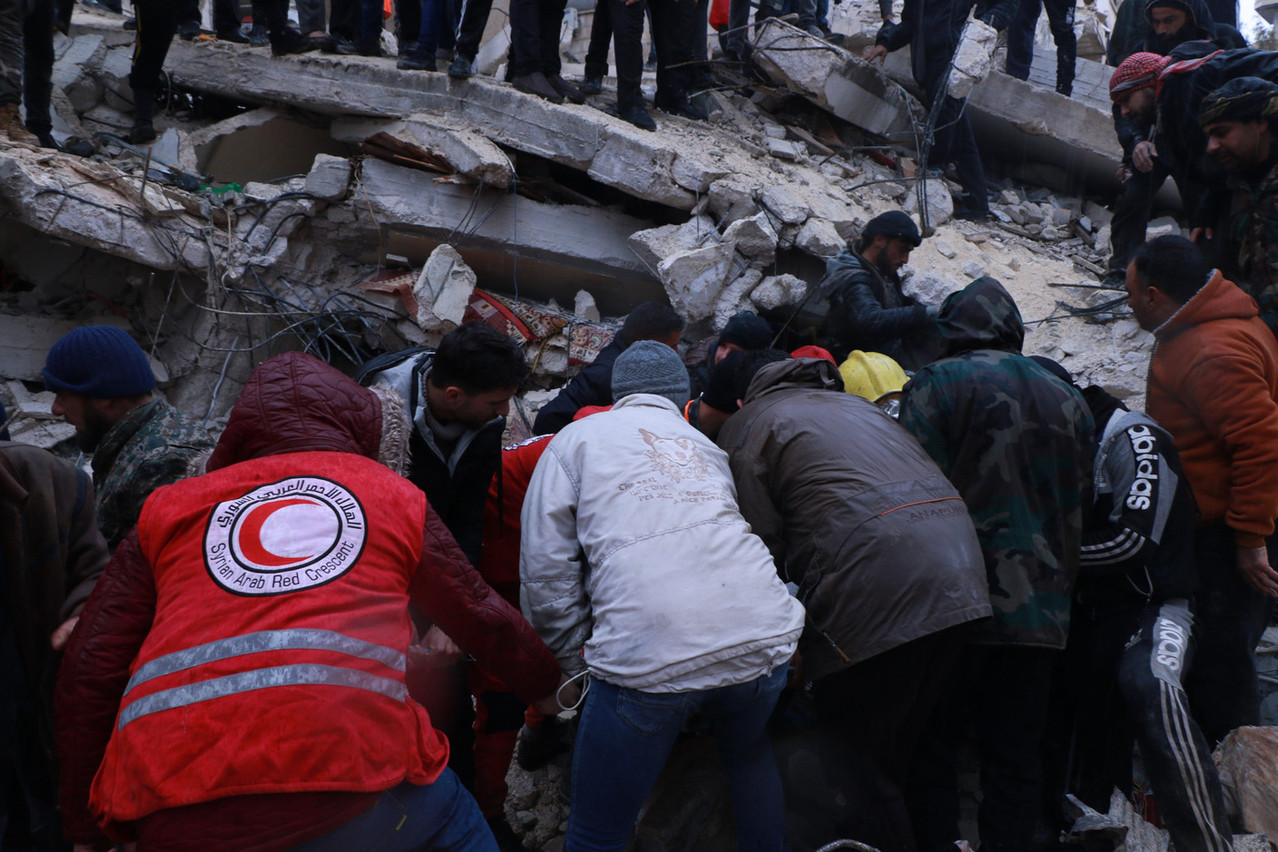 Les secours sur place font désormais le triste décompte de 29.605 morts en Turquie et de 3.581 morts en Syrie, soit plus de 33.000 morts. Un bilan qui pourrait doubler dans les prochains jours selon l’ONU. (Photo: Syrian red crescent)