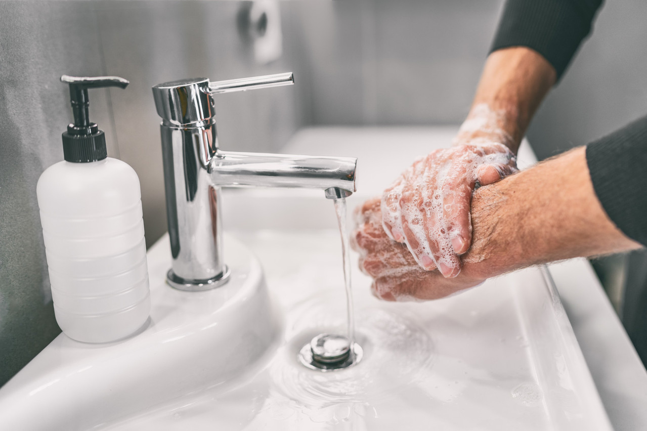 Se laver les mains aussi souvent que possible reste un geste utile. Même si le nombre de nouvelles infections détectées est faible. (Photo: Shutterstock)