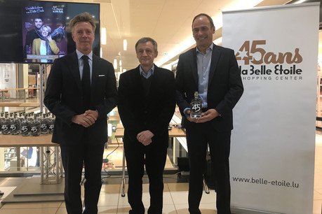 Laurent Schonckert, administrateur-directeur de Cactus, et Manu Konsbruck, responsable d’équipe à la Belle Étoile, ont entouré, ce mardi, Max Leesch, fils du fondateur de Cactus et président-administrateur délégué du groupe. (Photo: Paperjam)