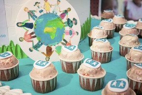 En plus du gâteau d'anniversaire, les invités pouvaient déguster des cupcakes aux couleurs de l'association. Patricia Pitsch - Maison Moderne Publishing SA