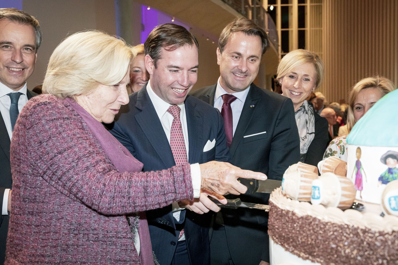 S.A.R. le Grand-Duc héritier a coupé le gâteau avec Barbara François, présidente d'honneur de SOS Villages d'Enfants Monde. Patricia Pitsch - Maison Moderne Publishing SA