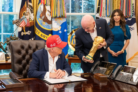 La Coupe du monde que voulait Donald Trump et qu’organise la Fifa et son président Gianni Infantino est la plus chère de l’histoire. Elle est aussi celle qui coûte le plus cher à suivre. D’où les VPN et les pirates, qui menacent les millions des stars du ballon rond. (Photo: Shutterstock)