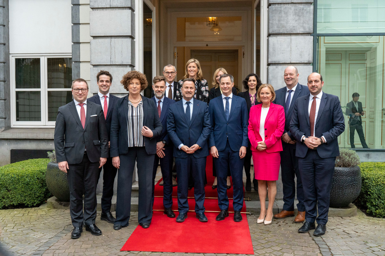 Les exécutifs belges et luxembourgeois se sont réunis pour une traditionnelle photo de famille autour des deux Premiers ministres. (Photo: ME/SIP) 