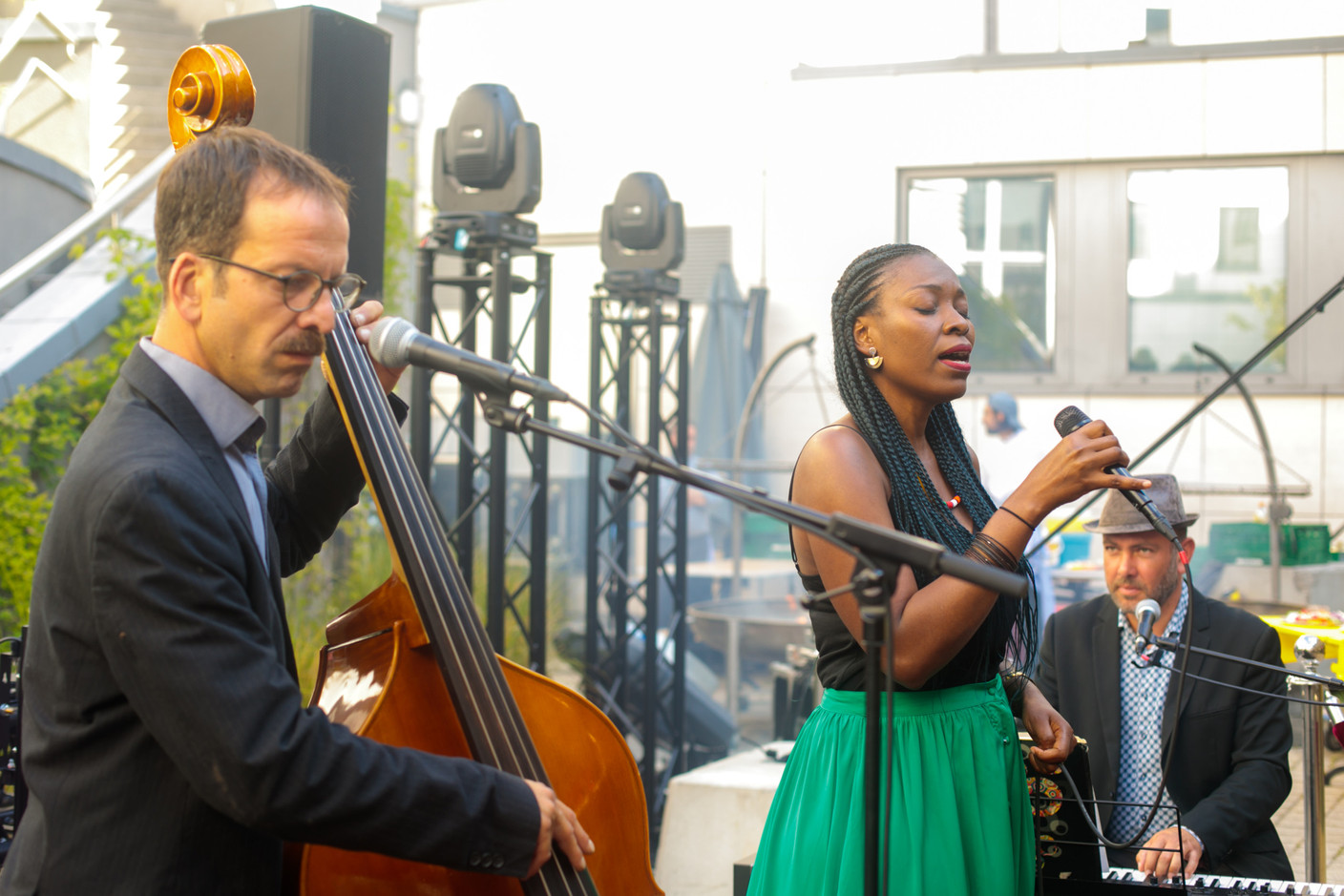 Le Naomi Jazz Trio s’est produit lors de la réception du 5e anniversaire de la Lhoft, le 8 juillet 2022. (Photo: Matic Zorman/Maison Moderne)