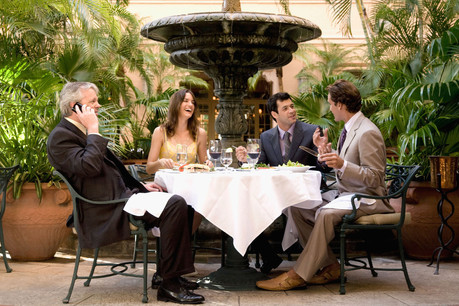 Signer un contrat juteux à la fraîche en ces temps de privation? Yes, please! Mais sans oublier les gestes barrières… (Photo: Alamy Stock Pictures)