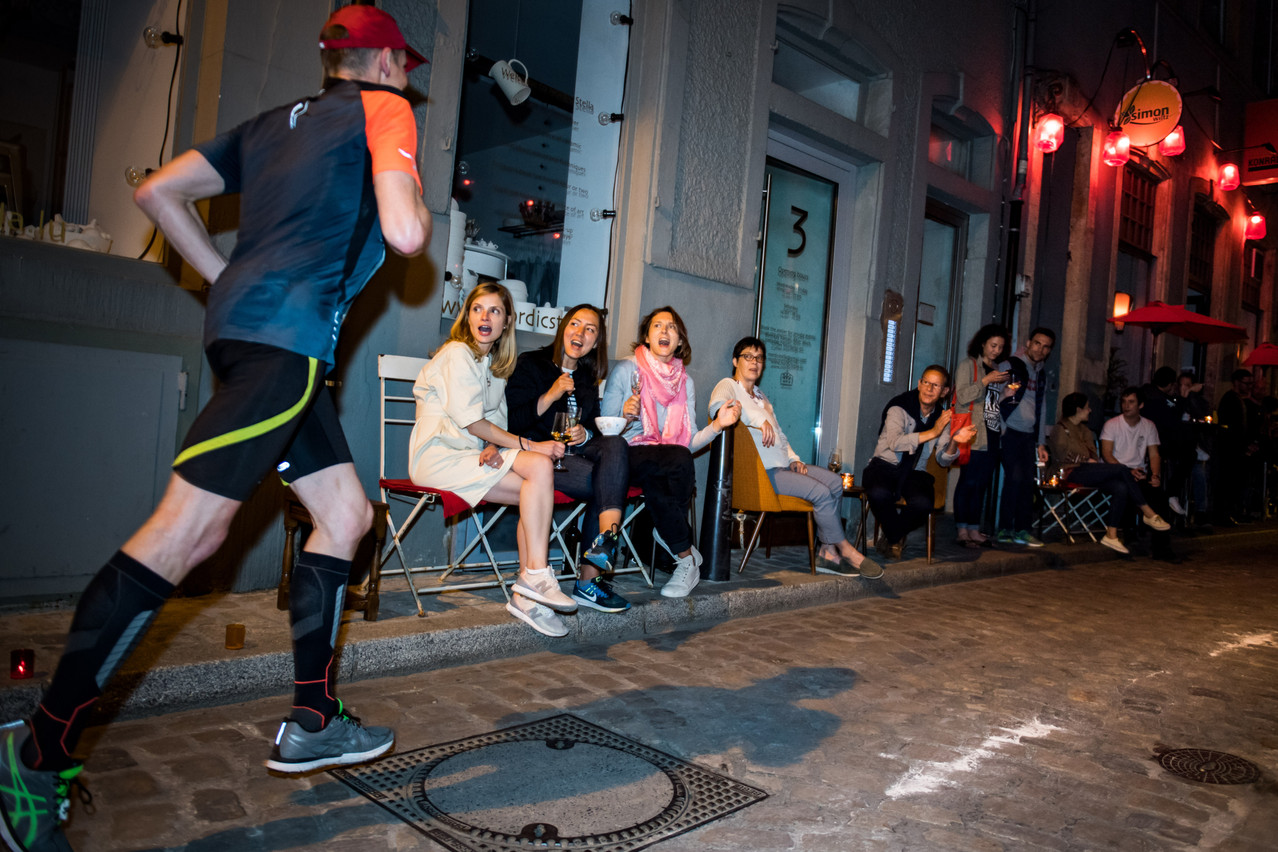 Devant chez soi ou à la terrasse d’un café, les supporters devraient encore être nombreux à encourager les 16.000 coureurs, samedi. (Photo: Nader Ghavami/Archives)