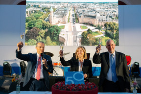 Mauro Micillo, Roberta Accettura and Massimo Torchiana gathered round the cake to celebrate the Italian group’s 50th anniversary in Luxembourg. (Photo: Zoo MonU)