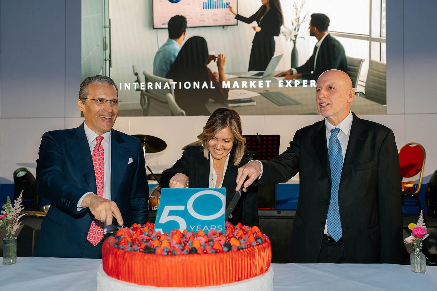 Mauro Micillo, Roberta Accettura and Massimo Torchiana gathered round the cake to celebrate the Italian group’s 50th anniversary in Luxembourg. (Photo: Zoo MonU)