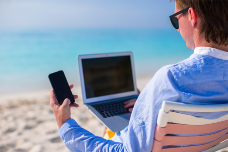 52% des salariés interrogés répondent immédiatement à tous les appels et messages reçus en dehors de leur temps de travail, et 63% y répondent à un moment opportun. (Photo: Shutterstock)