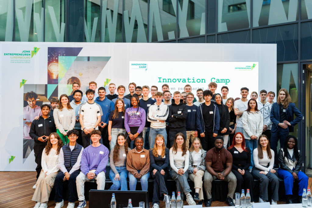 55 élèves âgés de 16 à 19 ans, en provenant de 16 lycées, ont eu la chance de particper au 23e Innovation Camp organisé par Jonk Entrepreneuren Luxembourg au siège de la Banque Raiffeisen. (Photo: levygraphie.lu)