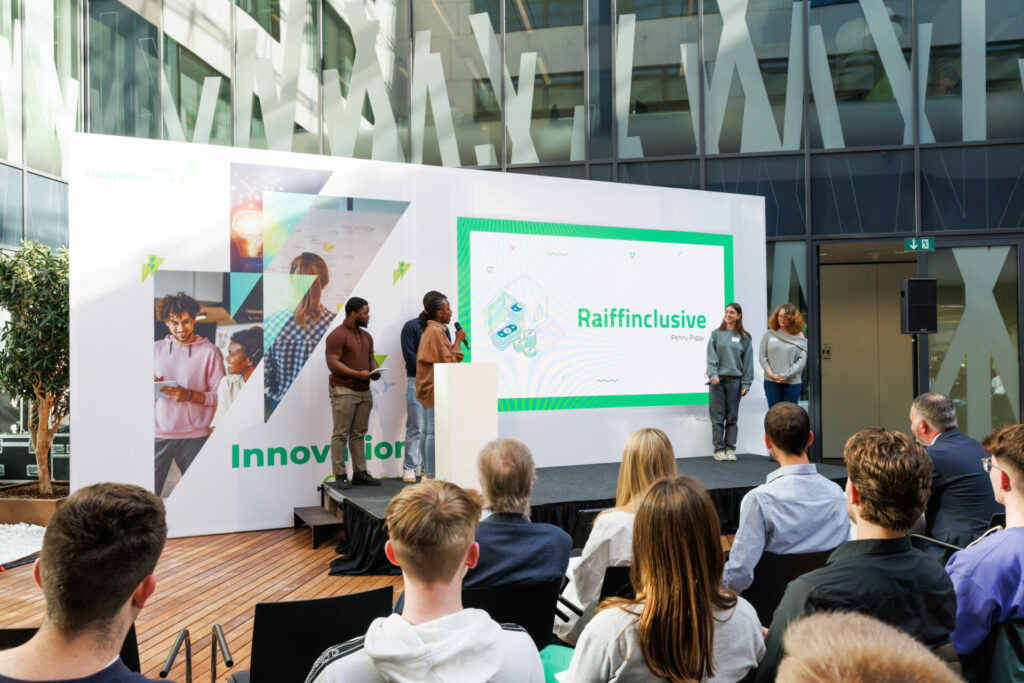  L’équipe «Raiffinclusive» a particulièrement marqué le jury par sa présentation d’une application inclusive et a remporté le prix «coup de cœur». (Photo: levygraphie.lu)