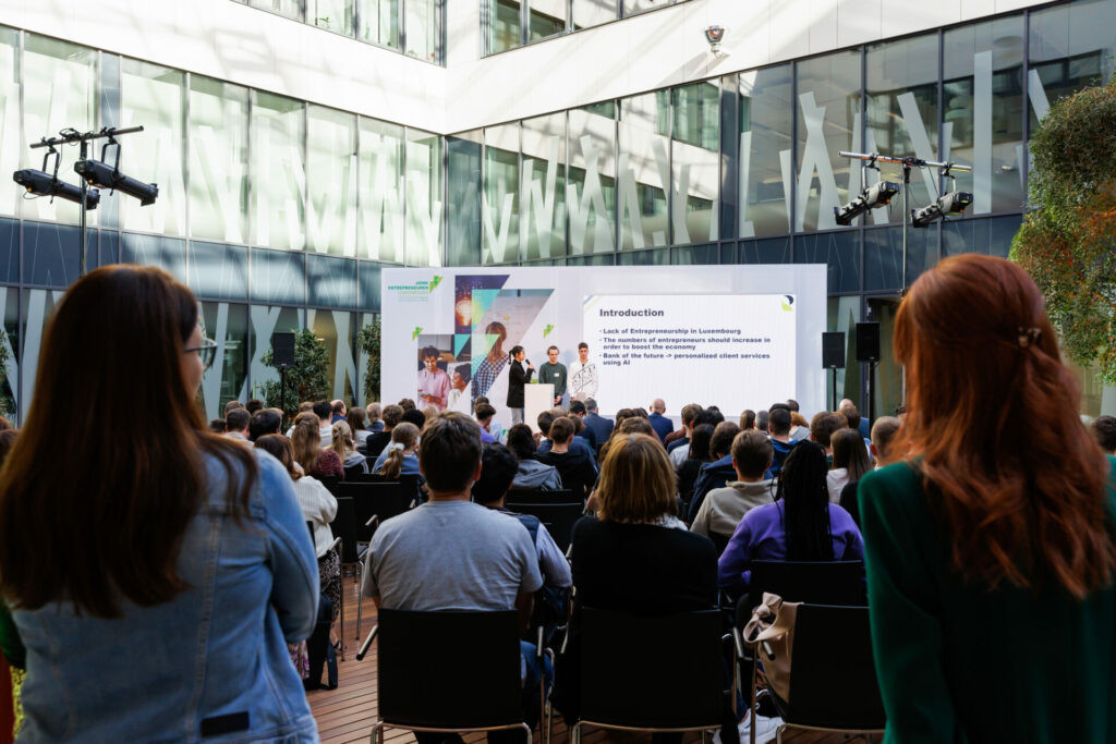 À la fin de la journée, les 11 équipes ont présenté leur projet au jury mais aussi au public qui était présent.  (Photo: levygraphie.lu)