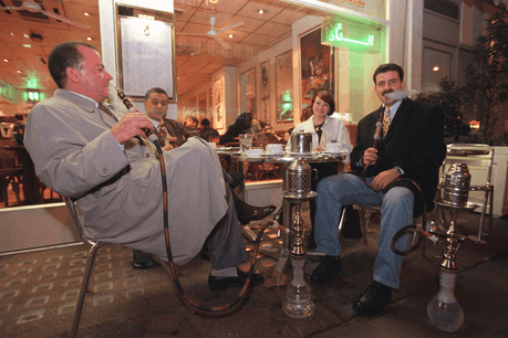 La shisha, devenue désuète pendant quelques générations, revient en force depuis une paire d’années et les bons endroits où en profiter continuent à séduire une nouvelle clientèle… (Photo: Alamy Stock Photos)