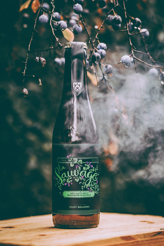 La Sauvageonne est une bière aux herbes, fruit de la collaboration entre Stuff Brauerei et le chef étoilé René Mathieu. (Photo: Lichterspiel Photography)