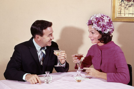 Seul(e) ou en tête à tête, ce soir, on élève le jeu du confinement avec quelques bons cocktails de nos bartenders locaux! (Photo: ClassicStock / Alamy Stock Photo)