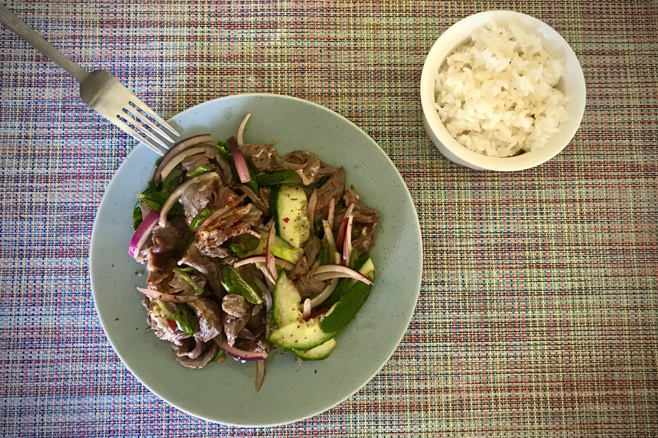 Une salade de bœuf thaïe cuite juste assez et bien relevée, incontournable. Maison Moderne