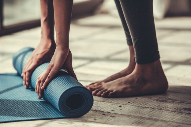 La pratique du yoga nécessite seulement un tapis et quelques minutes. (Photo: Shutterstock)