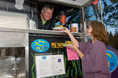 Les food trucks aussi doivent adapter leur activité en cette période de crise, mais ils permettent toujours aux communautés locales de se régaler tout près de chez elles. (Photo: All Canada Photos / Alamy Stock Photo)
