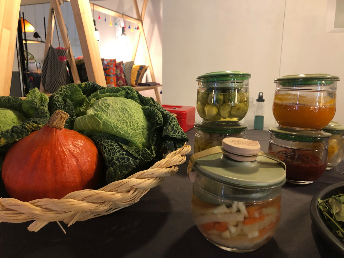 Fruits, légumes, viande, pâtes… Microjungle assure qu’on peut tout conserver dans ses bocaux de fermentation. (Photo: Paperjam.lu)
