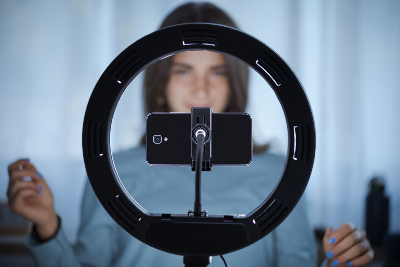 An influencer filming herself.  Photo: Shutterstock
