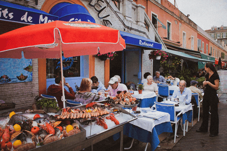 La saison des moules est bien là et ces savoureux fruits de mer, à préparer avec une multitude de recettes et à consommer à volonté, s’invitent partout pour l’occasion! (Photo: Helmut Corneli / Alamy Banque D'Images)
