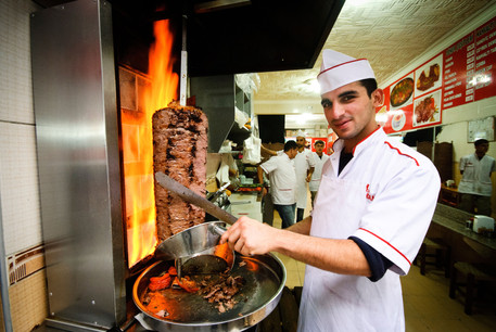 Salade, tomates, oignons? Le kebab – dans son acception locale – reste un des sandwichs favoris des jeunes et des moins jeunes. Il en existe quelques-uns qui font bien plaisir à travers le pays… (Photo: Have Camera Will Travel | Europe / Alamy Stock Photo)