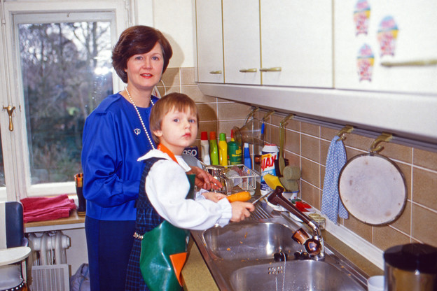 Pour éviter d’avoir recours au sirop pour la toux trop vite, la cuisine peut être un excellent moyen d’occuper ses enfants pendant les vacances en confinement, qui s’annoncent… (Photo: United Archives GmbH/Alamy Stock Photo) 