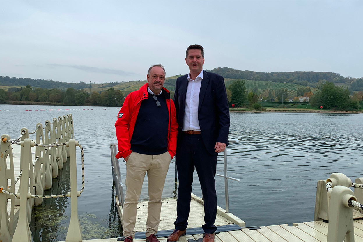Le directeur de l’asbl Erliefnis Baggerweier et le ministre du Tourisme Lex Delles sur le ponton permettant aux personnes à mobilité réduite d’accéder aux eaux du lac de Remerschen.  (Photo: Paperjam.lu)