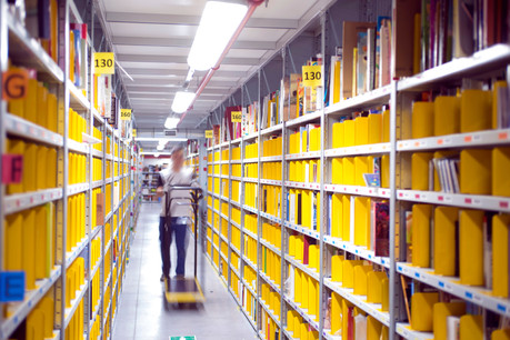 L’an dernier, Amazon, accusé de maltraiter ses salariés, avait augmenté le salaire minimum à 15 dollars. Ce nouvel investissement marque une volonté de fidéliser ses «Amazoniens», comme la DRH les appelle. (Photo: Shutterstock)