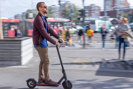 Électriques ou pas, comme les vélos, les trottinettes sont tout simplement interdites sur les trottoirs. (Photo: Shutterstock)