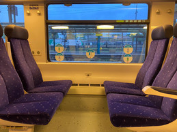 Un siège sur deux ne garantit pas les deux mètres réglementaires, mais la SNCF n’a pas beaucoup de moyens de faire respecter la distanciation. (Photo: Paperjam)