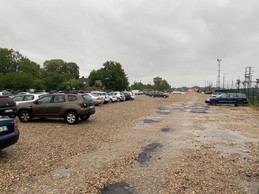 Le parking où les frontaliers laissent leur voiture n’était même pas plein au quart de sa capacité. (Photo: Paperjam)