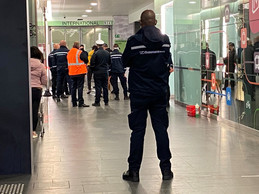 Seule «animation» dans une gare de Luxembourg assez calme, l’interpellation d’un homme. (Photo: Paperjam)