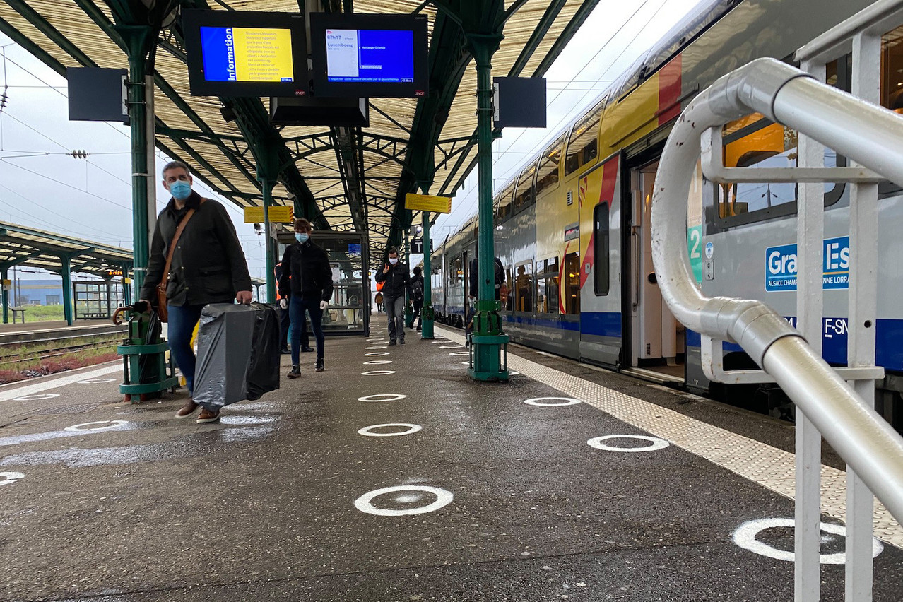 Ce lundi matin, le marquage au sol n’a servi à rien: à peine 80 frontaliers ont pris le TER Metz-Thionville-Luxembourg, habituellement le plus chargé d’une journée ordinaire. (Photo: Paperjam)