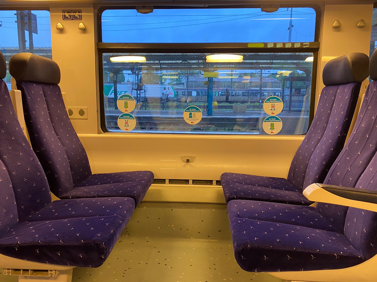 Un siège sur deux ne garantit pas les deux mètres réglementaires, mais la SNCF n’a pas beaucoup de moyens de faire respecter la distanciation. (Photo: Paperjam)