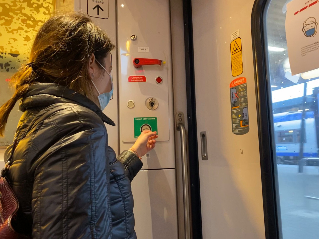 À l’arrivée, phalange repliée et main gauche pour ouvrir la porte en limitant les risques. (Photo: Paperjam)