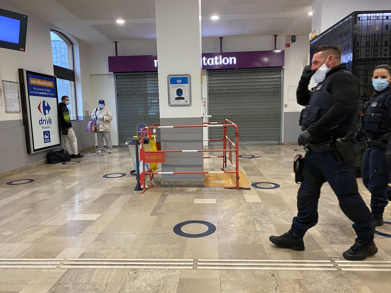 Les policiers, présents tous les matins depuis Vigipirate, n’ont pas eu grand-chose à faire dans une gare déserte. (Photo: Paperjam)