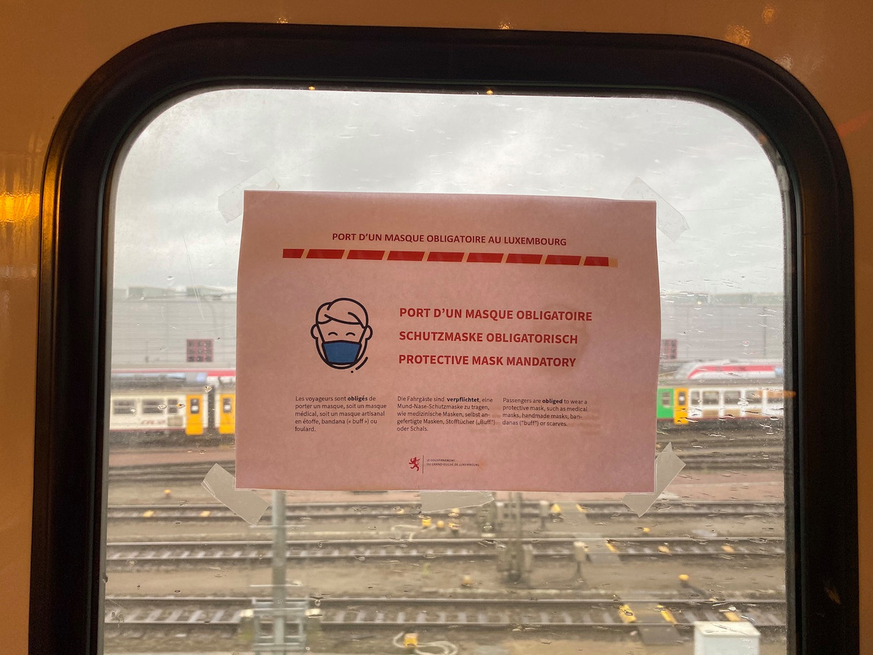 Sur les vitres, l’appel à porter un masque dans les transports au Luxembourg. (Photo: Paperjam)