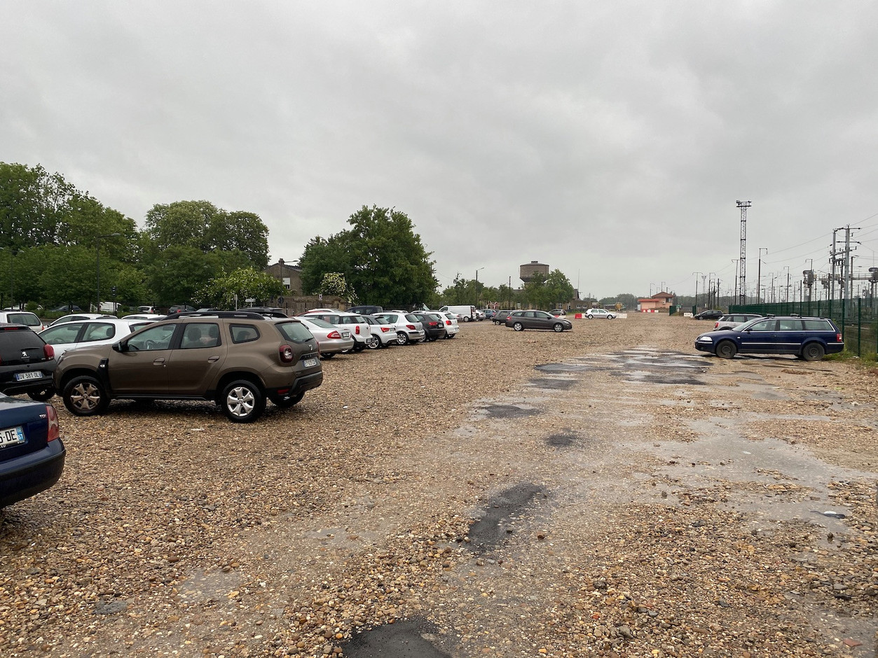 Le parking où les frontaliers laissent leur voiture n’était même pas plein au quart de sa capacité. (Photo: Paperjam)