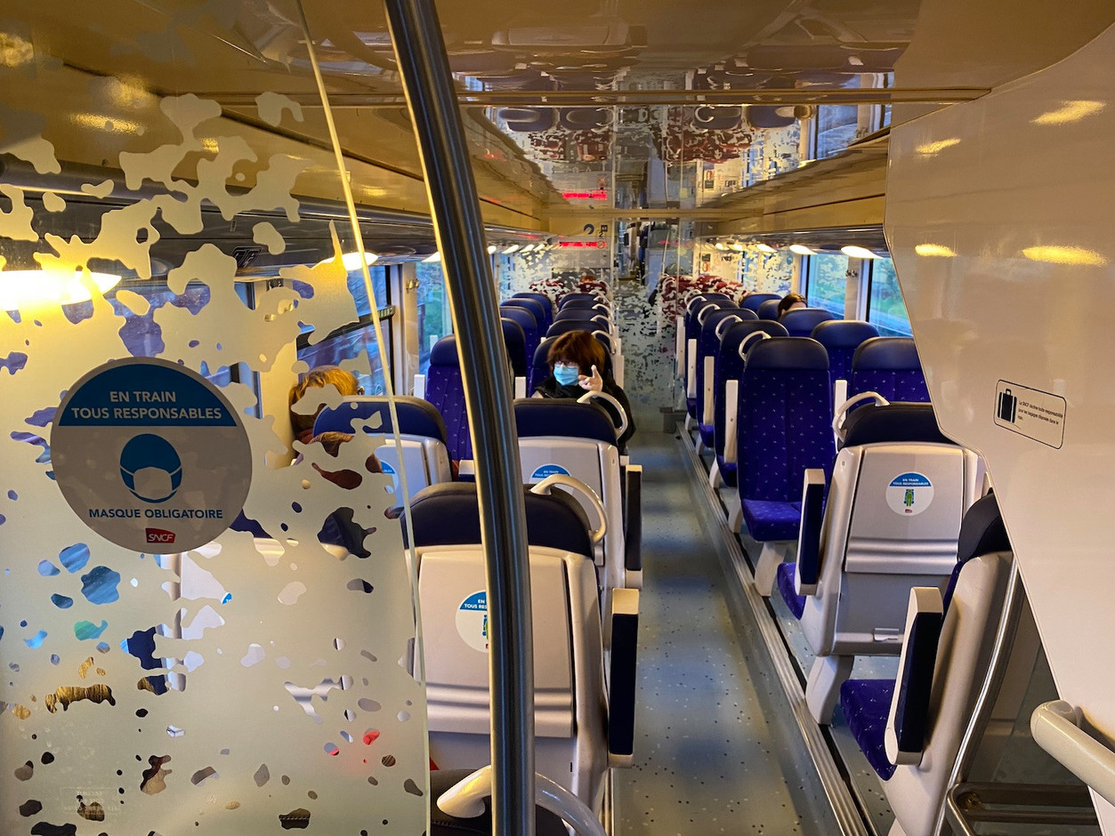 «En train, tous responsables», un des autocollants affichés partout pour appeler au respect des distances de sécurité. (Photo: Paperjam)